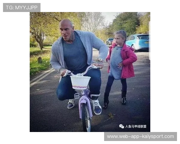 举重选手训练视频走红，网友称其“现实版绿巨人”