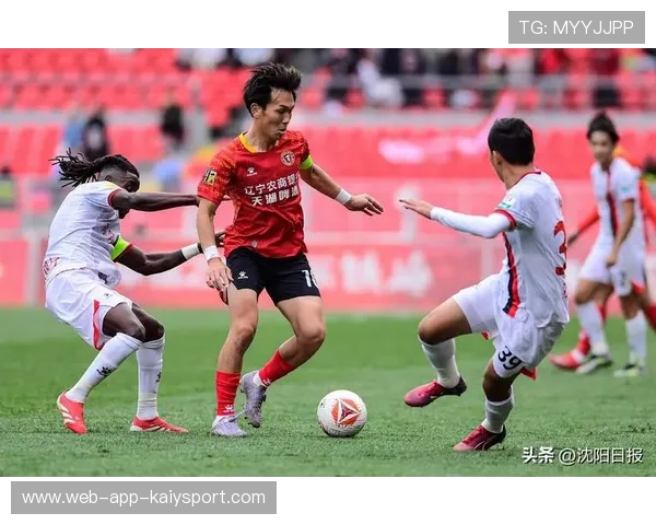 辽宁铁人禁区外防守距离偏大，对手远射空间充足